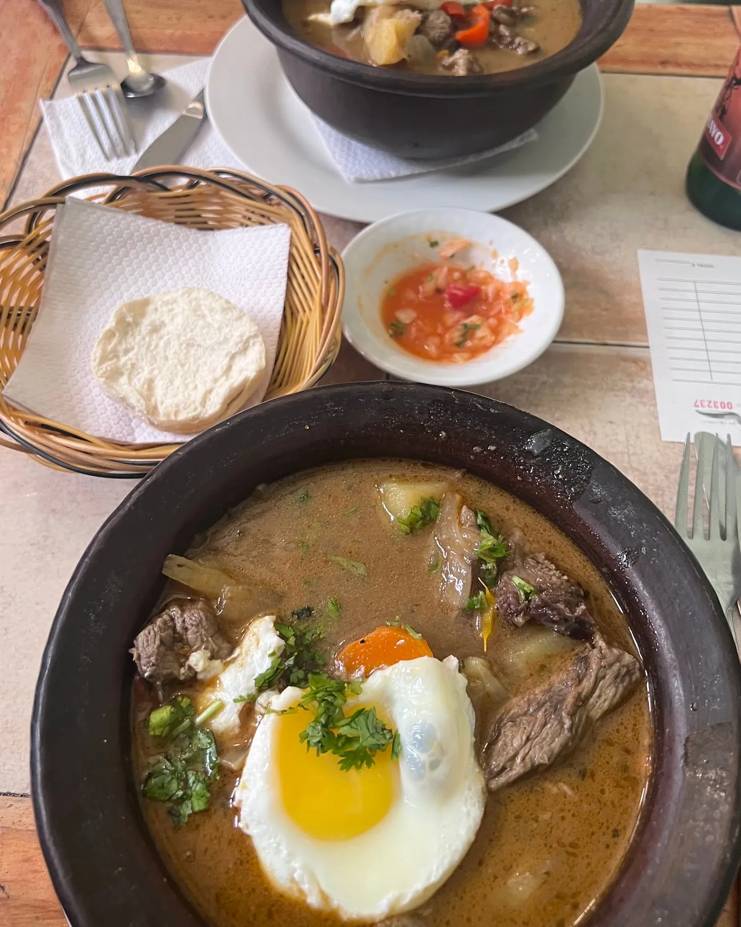 Ajiaco servido en greda
